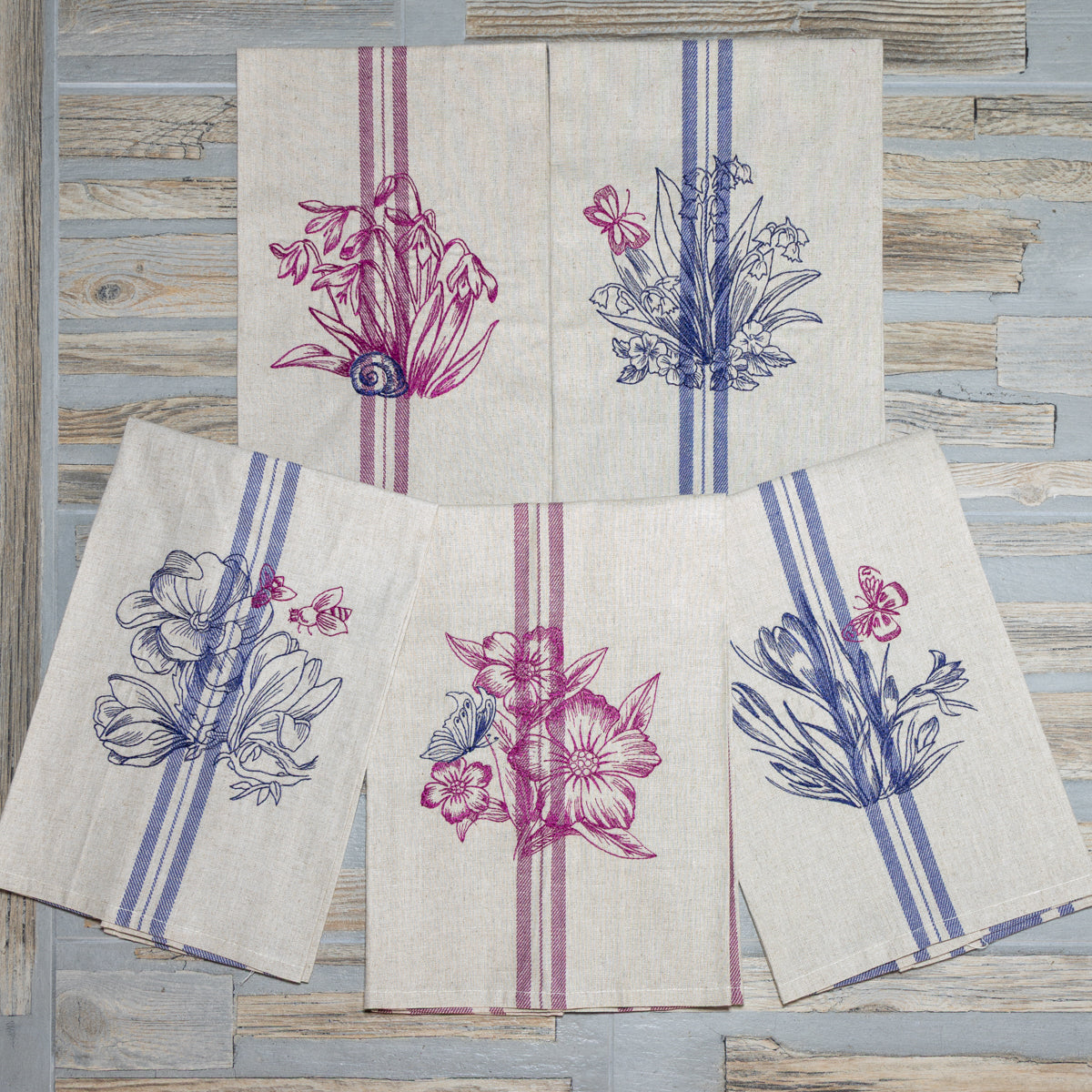 Immagine della collezione Vintage Stripes Fleurs Colorées, con tessuti e ricami floreali in stile minimal elegante.