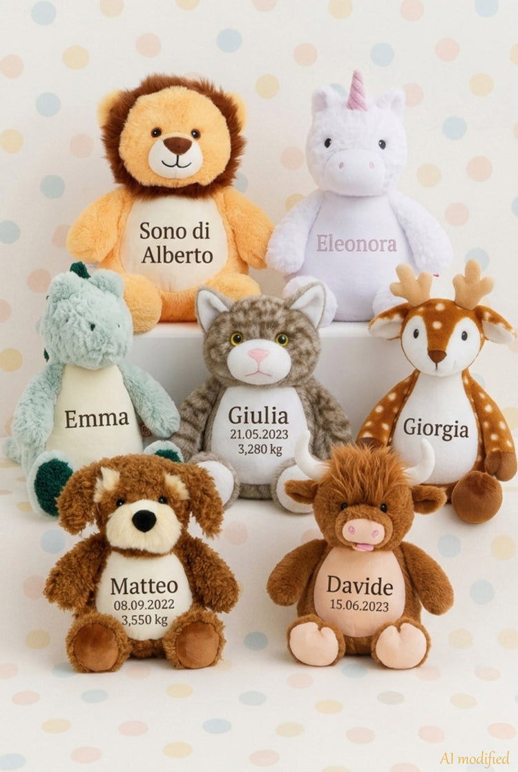 Carrellata di morbidi pupazzi Cubbies personalizzati con nome, data o peso alla nascita su sfondo a pois in colori pastello.