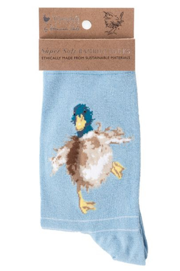 Calza da donna Wrendale Designs in bambù azzurro chiaro con ricamo di un'anatra in movimento, presentata con cartoncino kraft del brand su sfondo neutro.