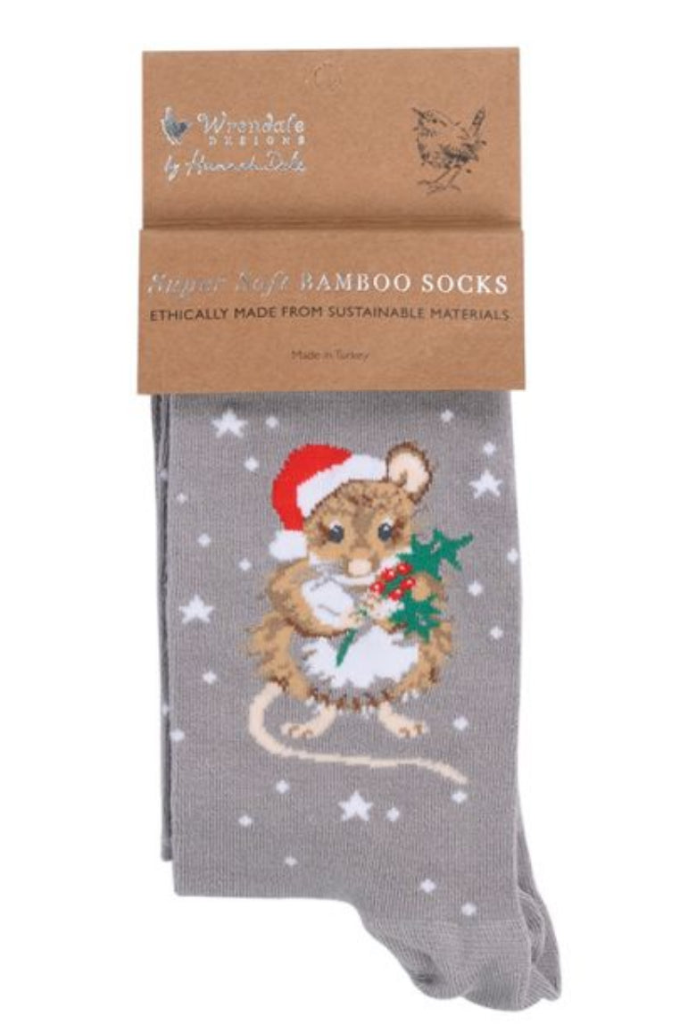 Calza da donna Wrendale Designs in bambù grigio con ricamo di topolino natalizio con cappello di Babbo Natale e rametto di agrifoglio, presentata con cartoncino kraft del brand su sfondo neutro.
