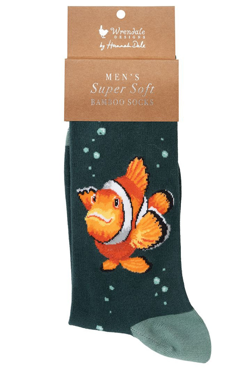 Calza da uomo Wrendale Designs in bambù verde petrolio scuro con pesce pagliaccio arancione ricamato, presentata su sfondo neutro con cartoncino kraft del brand.