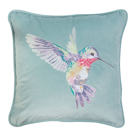 Cuscino in velluto color acqua Wrendale Designs con ricamo di un colibrì in volo, fotografato su sfondo bianco.
