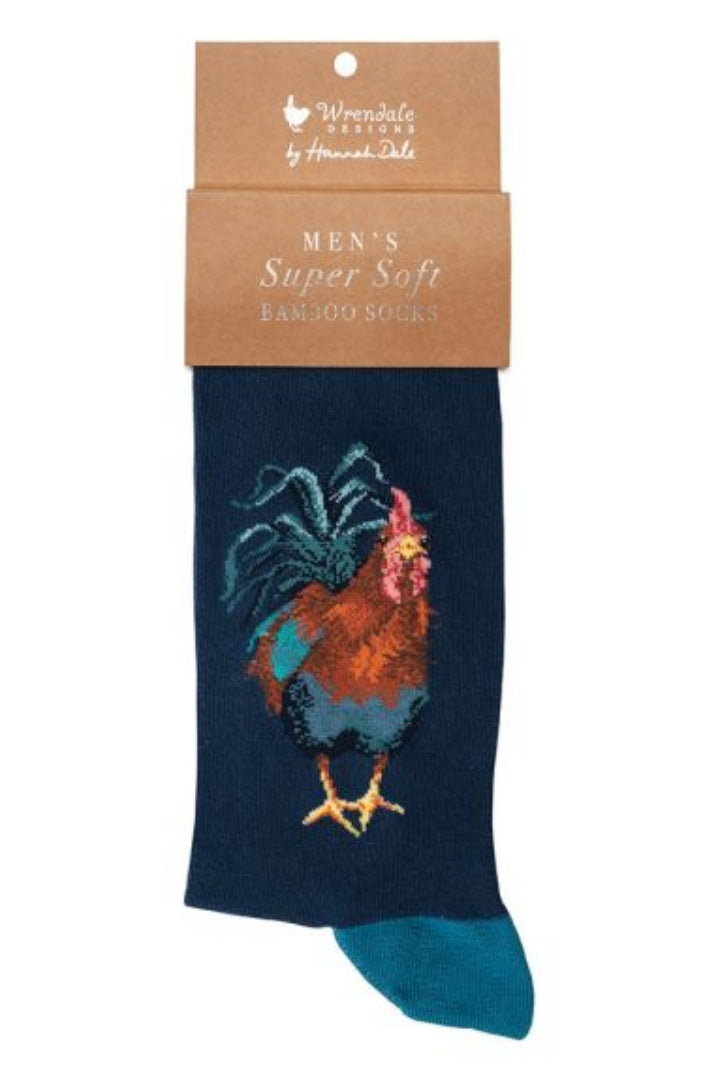 Calza da uomo Wrendale Designs in bambù blu scuro con ricamo di un gallo dai colori vivaci, presentata su sfondo neutro con cartoncino kraft del brand.