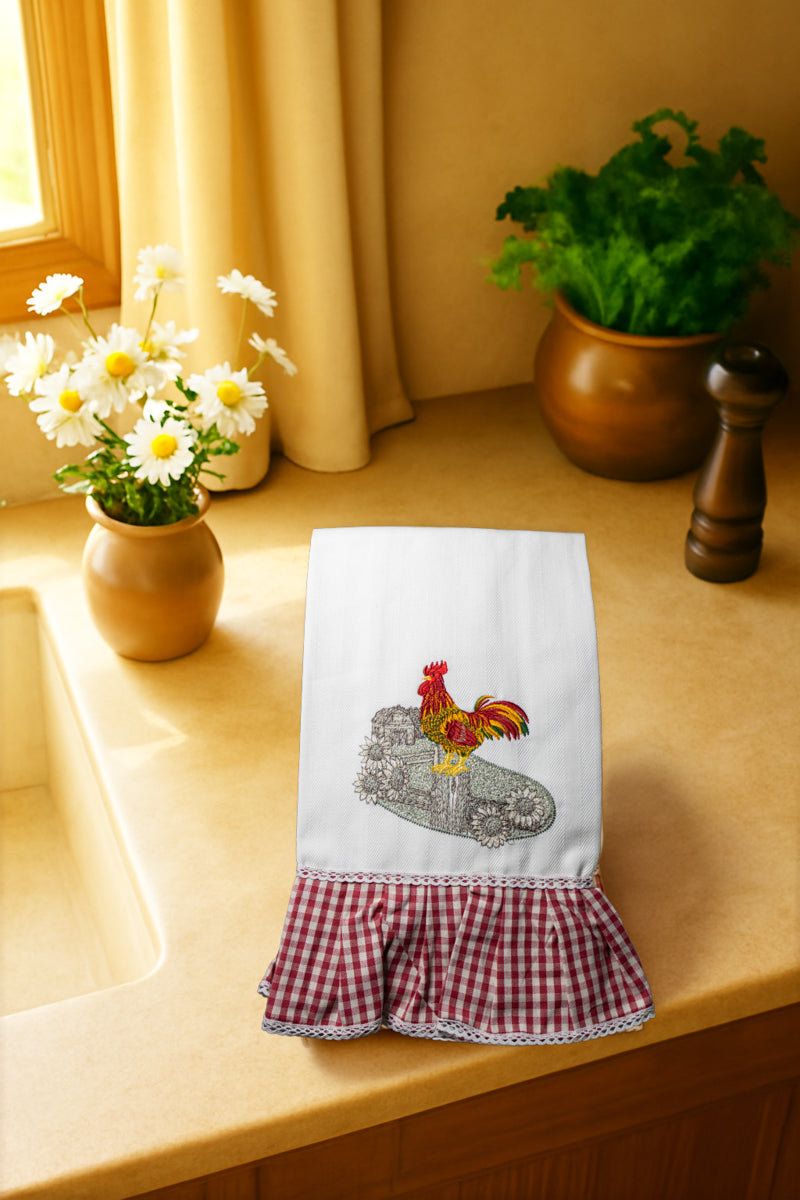 Asciugapiatto Mattine di Campagna Il Gallo del Cortile con ricamo gallo del cortile al sorgere del sole, fotografato dall’alto su piano cucina in legno.