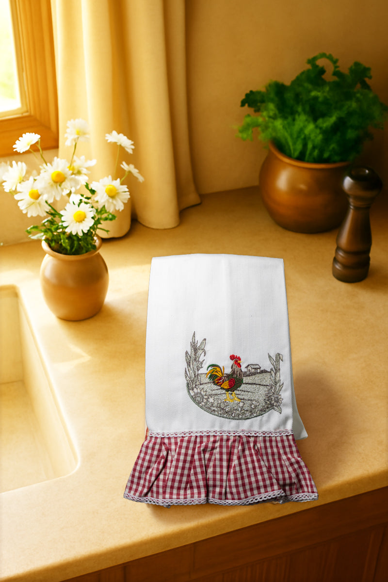 Asciugapiatto Mattine di Campagna Tra i Campi del Mattino con ricamo gallo tra i campi dorati del mattino con spighe e luce soffusa, fotografato dall’alto su piano cucina in legno.