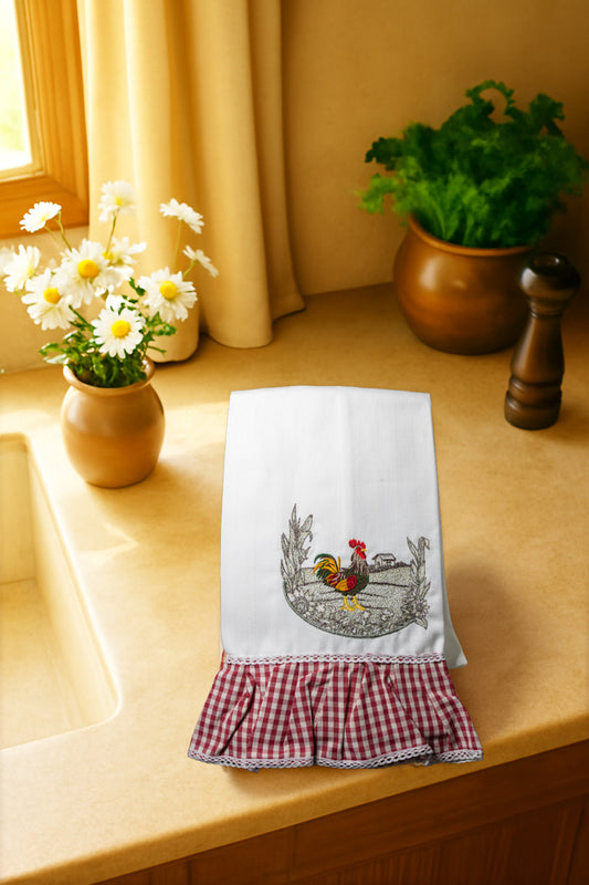 Asciugapiatto Mattine di Campagna Tra i Campi del Mattino con ricamo gallo tra i campi dorati del mattino con spighe e luce soffusa, fotografato dall’alto su piano cucina in legno.
