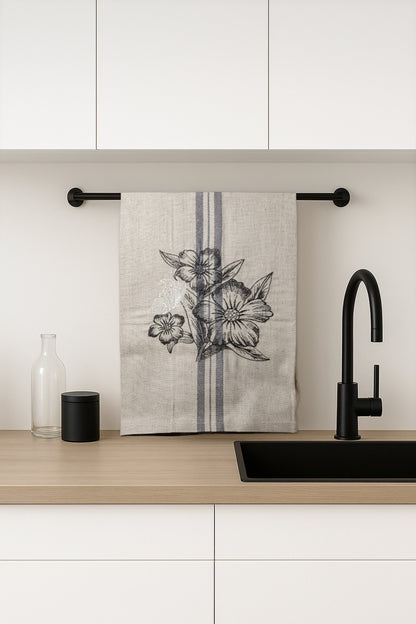 Asciugapiatti ricamato con anemoni e farfalla della collezione Vintage Stripes Noir Botanique, fotografato in cucina moderna.