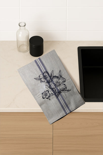 Asciugapiatti ricamato con anemoni e farfalla della collezione Vintage Stripes Noir Botanique, fotografato dall'alto in cucina moderna.
