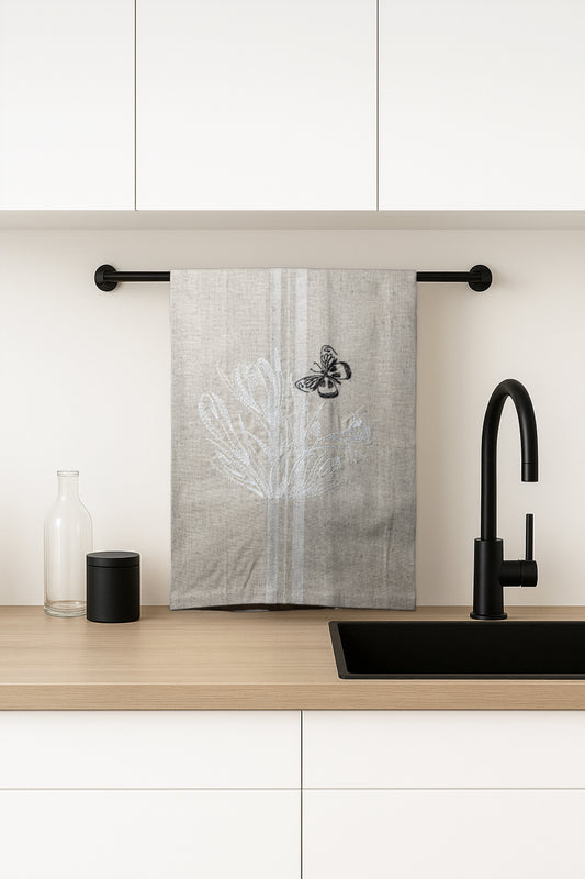 Asciugapiatti ricamato con crocus e farfalla della collezione Vintage Stripes Noir Botanique, fotografato in cucina  moderna.