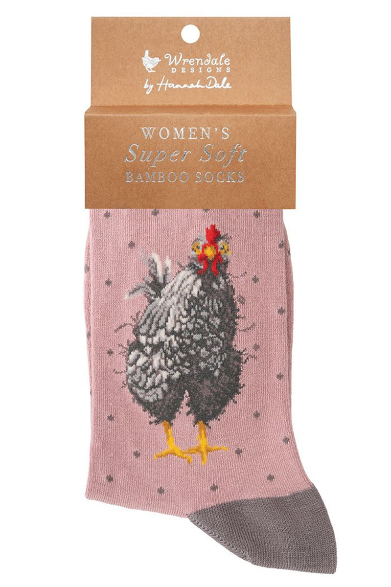 Calza da donna Wrendale Designs in bambù rosa antico con simpatica gallina grigia ricamata, presentata con cartoncino kraft del brand su sfondo neutro.