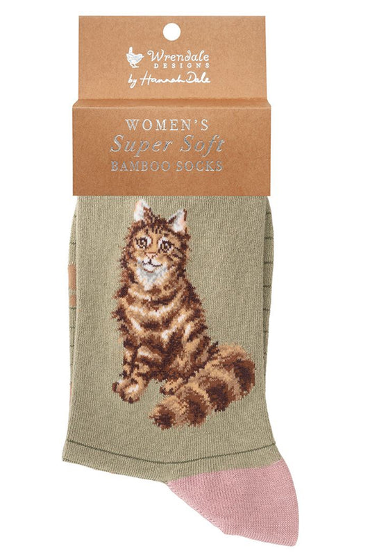 Calza da donna Wrendale Designs in bambù verde chiaro a righe con gatto soffice tigrato ricamato, presentata con cartoncino kraft del brand su sfondo neutro.