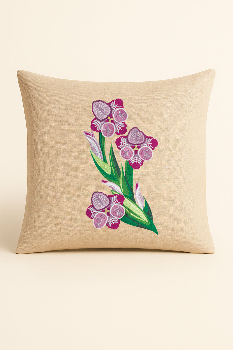 Cuscino quadrato in misto lino beige fotografato su sfondo neutro, con ricamo 3D di gladiolo rosa e foglie verdi in stile artigianale.