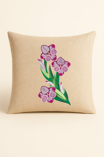 Cuscino quadrato in misto lino beige fotografato su sfondo neutro, con ricamo 3D di gladiolo rosa e foglie verdi in stile artigianale.