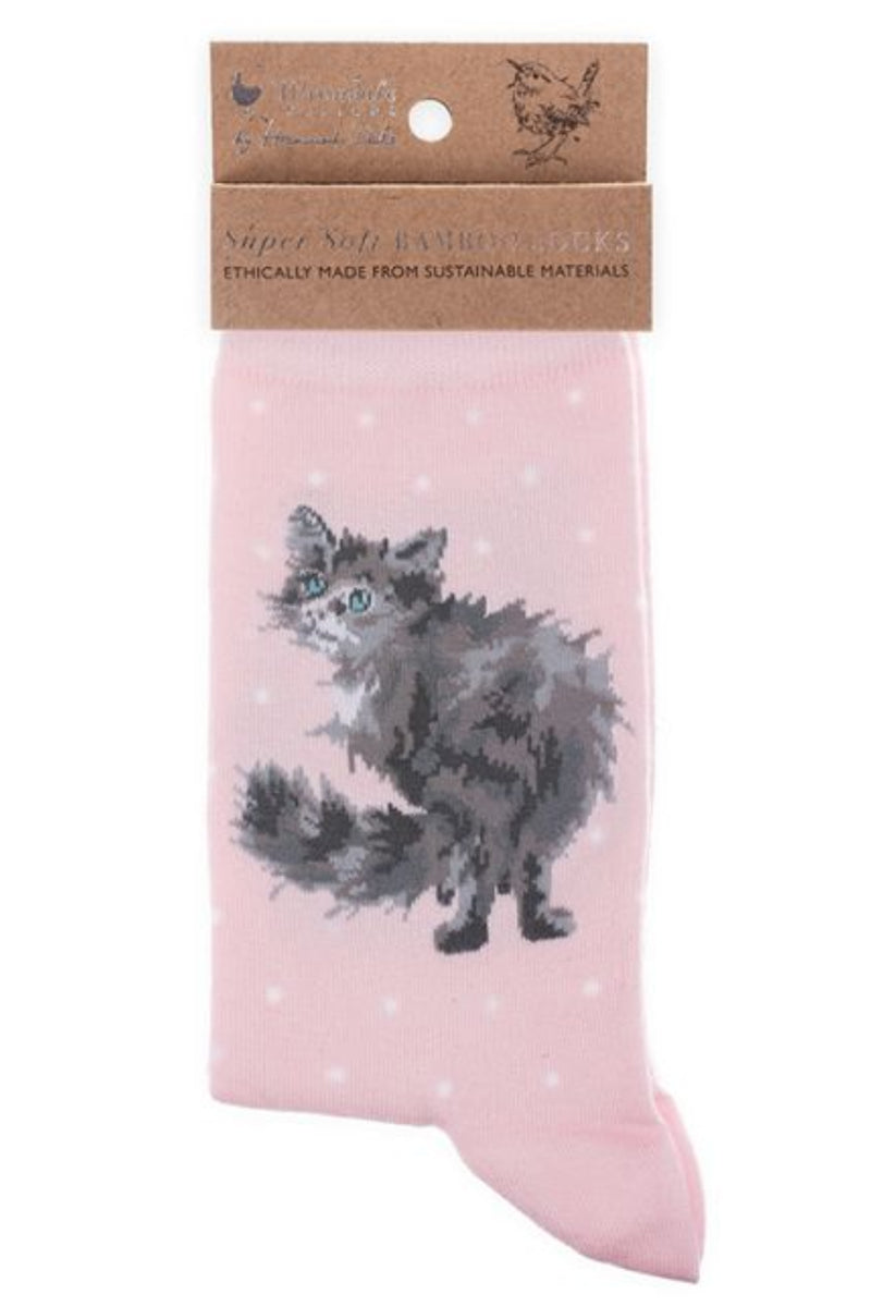 Calza da donna Wrendale Designs in bambù rosa chiaro con ricamo di gatto a pelo lungo grigio, presentata con cartoncino kraft del brand su sfondo neutro.