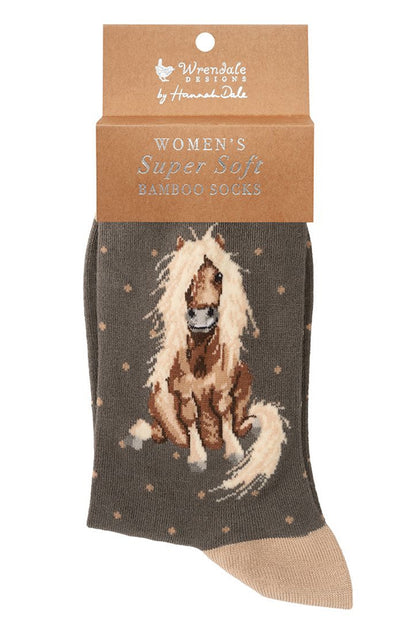 Calza da donna Wrendale Designs in bambù grigio tortora con cavalla dal manto castano e criniera bionda, ricamata, presentata con cartoncino kraft del brand su sfondo neutro.