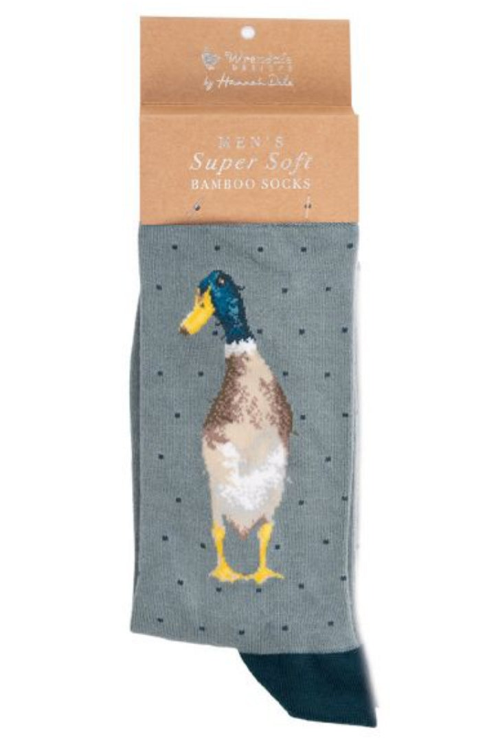 Calza da uomo Wrendale Designs in bambù grigio con ricamo di un’anatra, presentata su sfondo neutro con cartoncino kraft del brand.