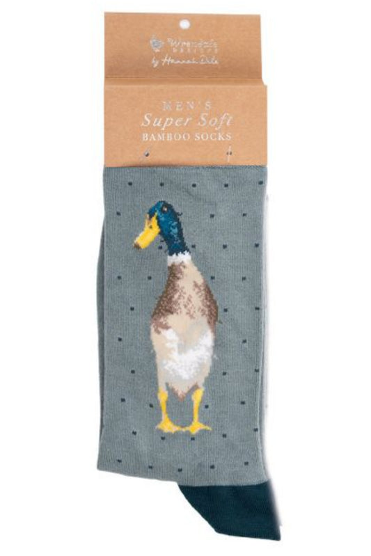 Calza da uomo Wrendale Designs in bambù grigio con ricamo di un’anatra, presentata su sfondo neutro con cartoncino kraft del brand.