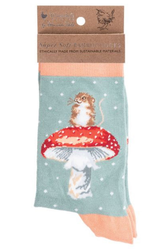 Calza da donna Wrendale Designs in bambù verde acqua con topolino birichino su un fungo, ricamati, presentata con cartoncino kraft del brand su sfondo neutro.