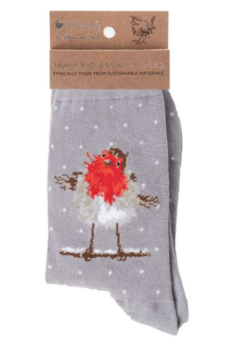 Calza da donna Wrendale Designs in bambù grigio con ricamo di pettirosso gonfio di neve e piccoli pois bianchi, presentata con cartoncino kraft del brand su sfondo neutro.