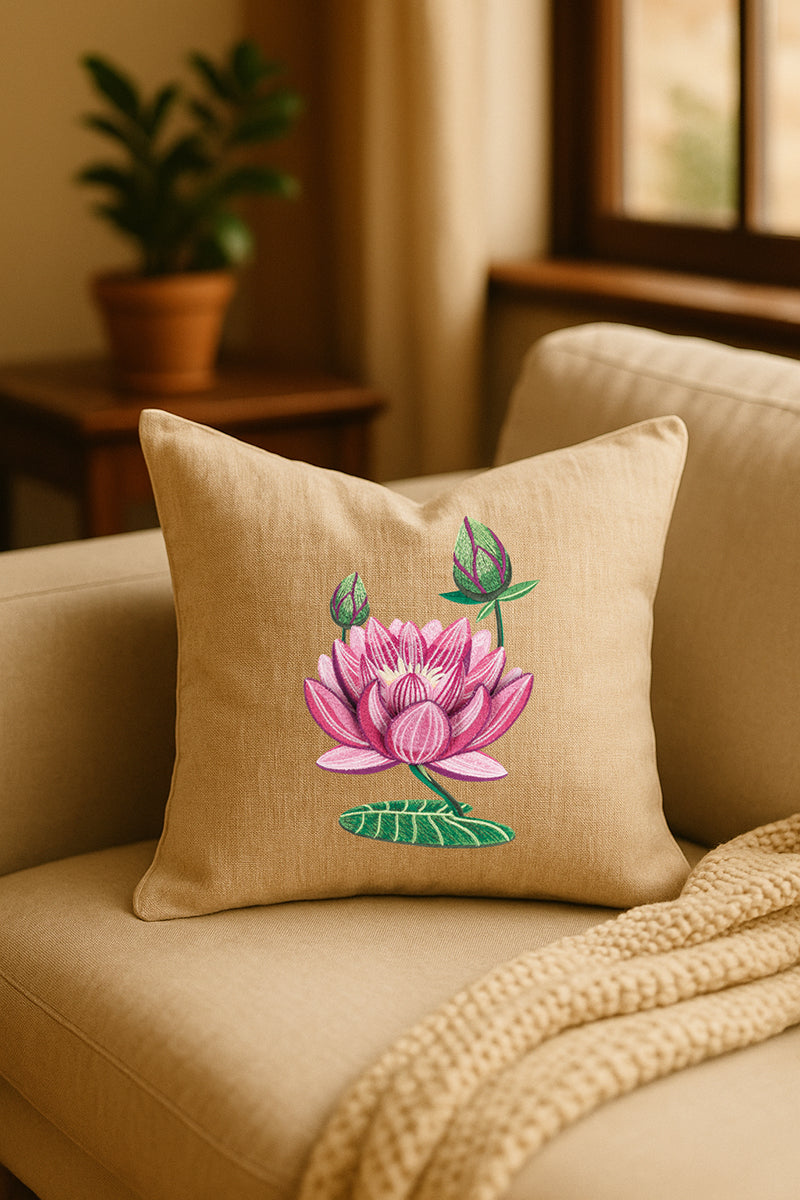 Cuscino decorativo in misto lino beige con ricamo tridimensionale di loto rosa e boccioli verdi, posato su un divano chiaro in un ambiente luminoso e naturale.