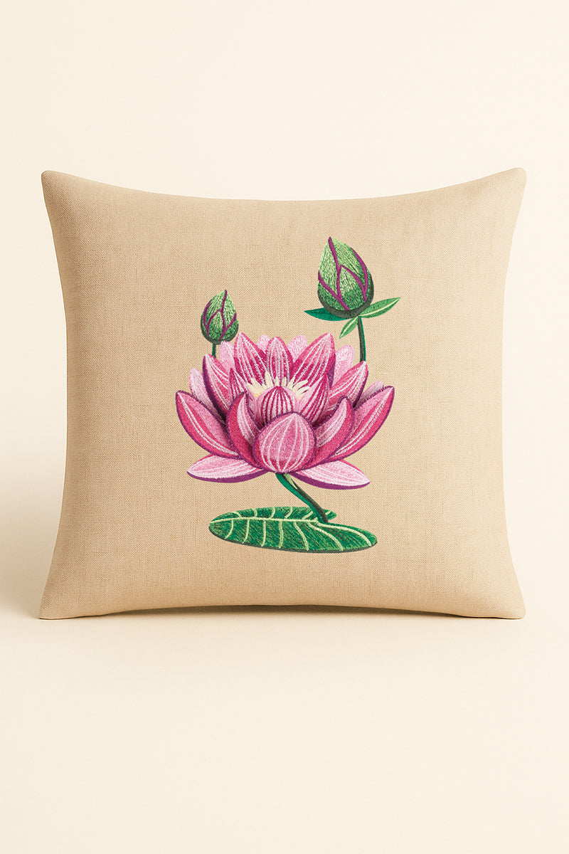 Cuscino quadrato in misto lino beige, fotografato su sfondo chiaro, con ricamo dettagliato di loto rosa, boccioli e foglia verde realizzato con tecnica artigiale.