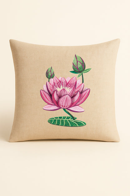 Cuscino quadrato in misto lino beige, fotografato su sfondo chiaro, con ricamo dettagliato di loto rosa, boccioli e foglia verde realizzato con tecnica artigiale.