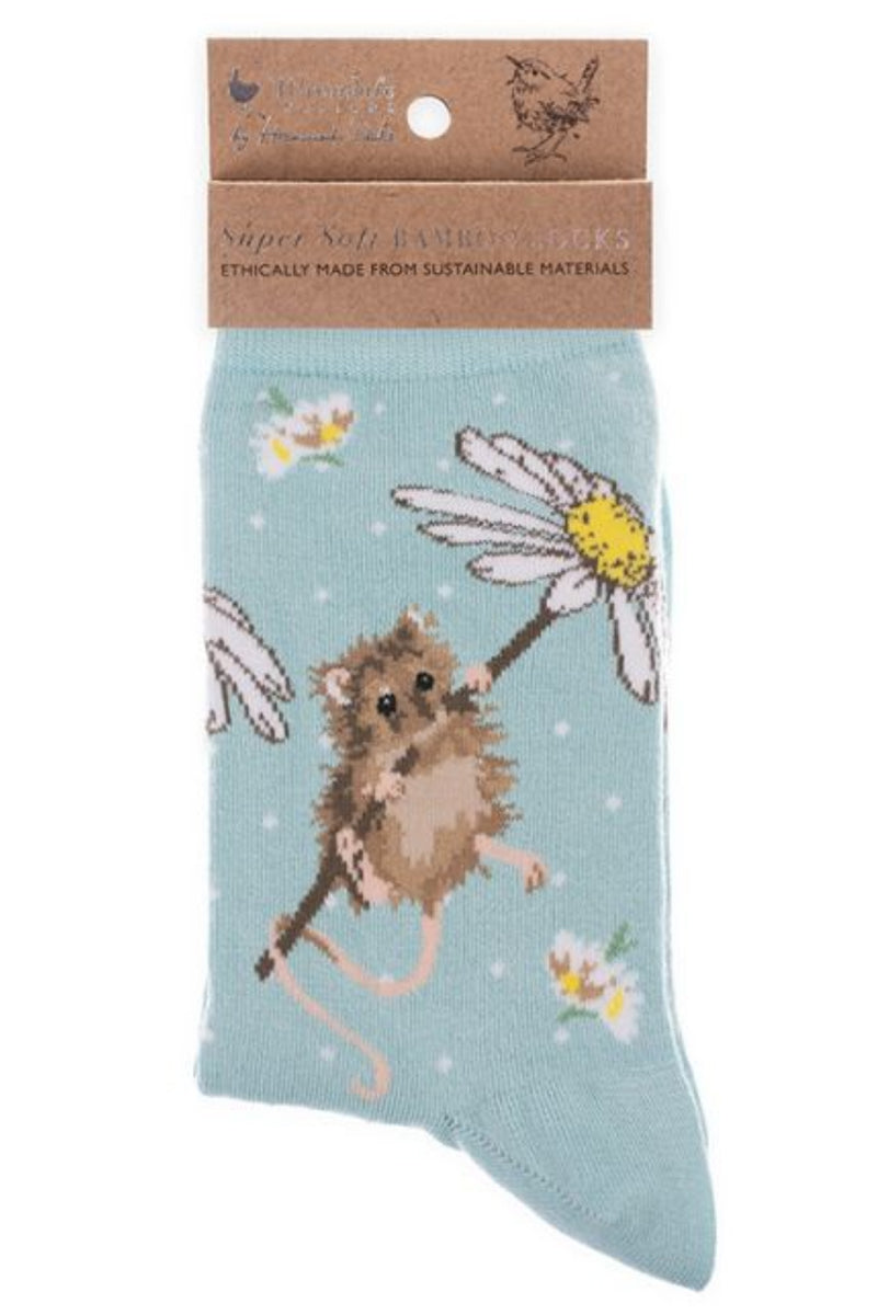 Calza da donna Wrendale Designs in bambù verde acqua con ricamo di topolino appeso a una margherita e piccoli fiorellini, presentata con cartoncino kraft del brand su sfondo neutro.