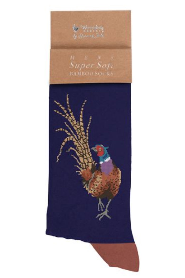 Calza da uomo Wrendale Designs in bambù blu notte con ricamo di un fagiano dai colori vivaci e lunga coda, presentata su sfondo neutro con cartoncino kraft del brand.