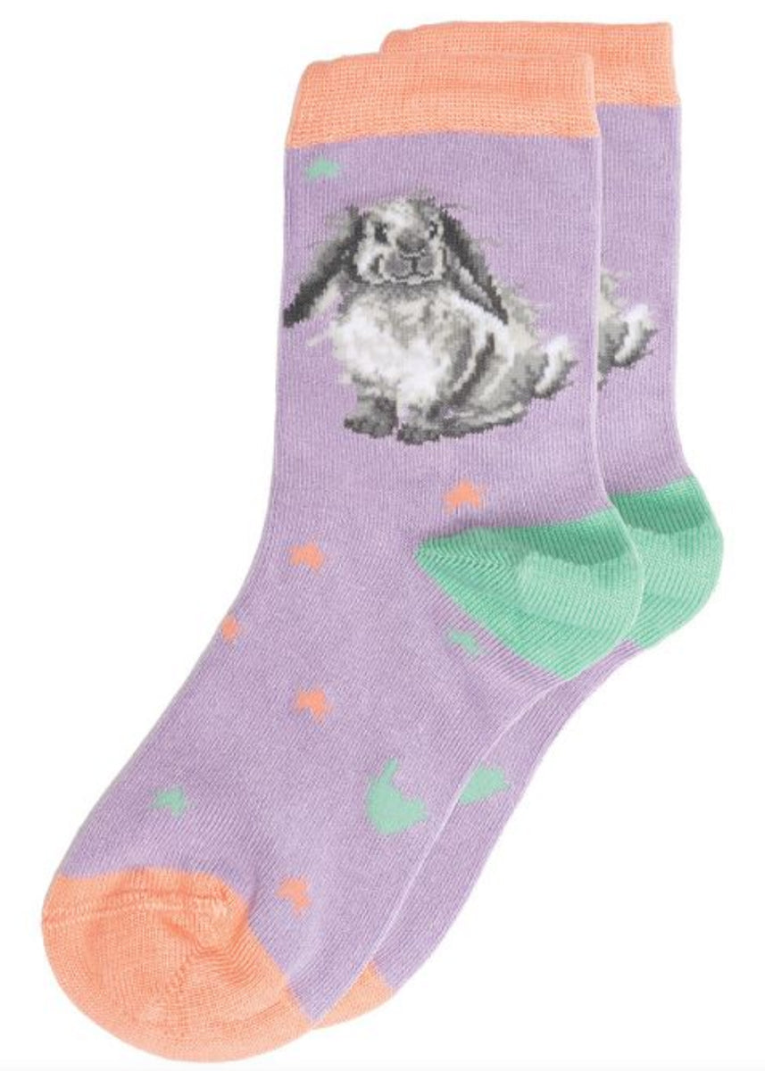 Coppia di calze Wrendale Designs da bambino in lilla con tallone verde menta, decorate con ricamo di un coniglietto grigio seduto e piccoli motivi colorati, fotografate su sfondo bianco.