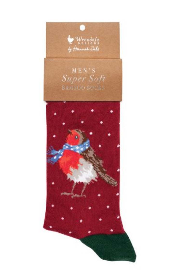 Calza da uomo Wrendale Designs in bambù rosso con ricamo di un pettirosso con sciarpa azzurra a pois, presentata su sfondo neutro con cartoncino kraft del brand.