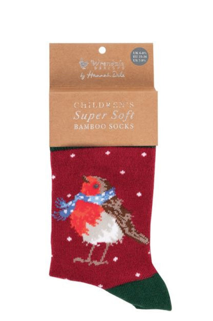 Calza Wrendale Designs da bambini in rosso con ricamo di pettirosso con sciarpa blu e fiocchi di neve bianchi, mostrata con confezione cartoncino sulla parte superiore.