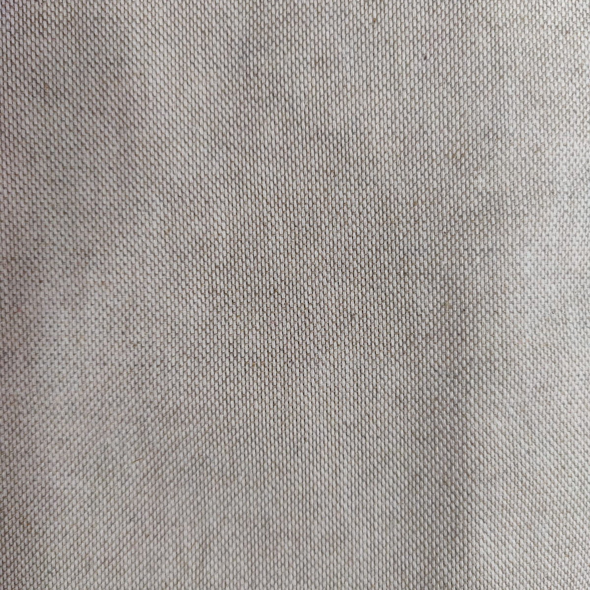 Dettaglio ravvicinato del tessuto in misto lino beige, con trama fitta e naturale utilizzata per i cuscini ricamati della collezione Fioriture in Rilievo.