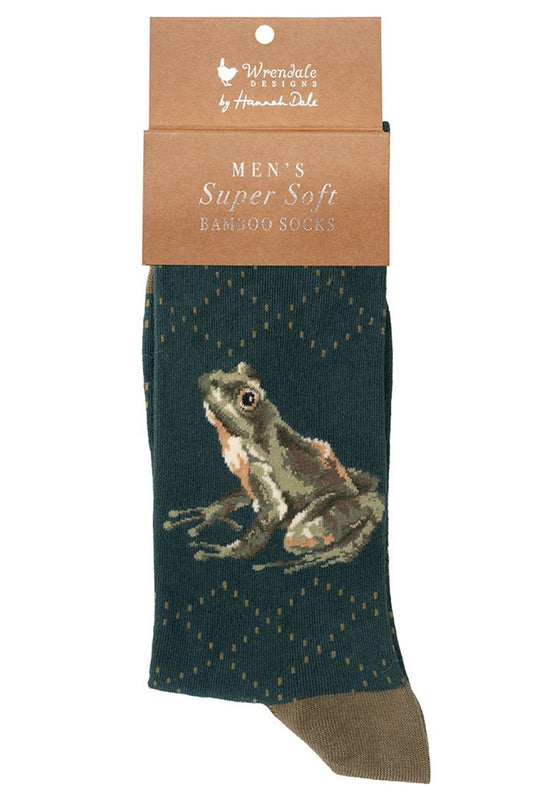 Calza da uomo Wrendale Designs in bambù verde petrolio scuro con placida rana ricamata, presentata su sfondo neutro con cartoncino kraft del brand.