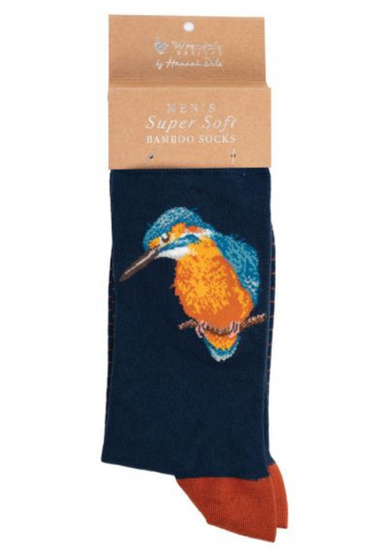 Calza da uomo Wrendale Designs in bambù blu navy con ricamo di un Martin Pescatore colorato posato su un ramo, presentata su sfondo neutro con cartoncino kraft del brand.