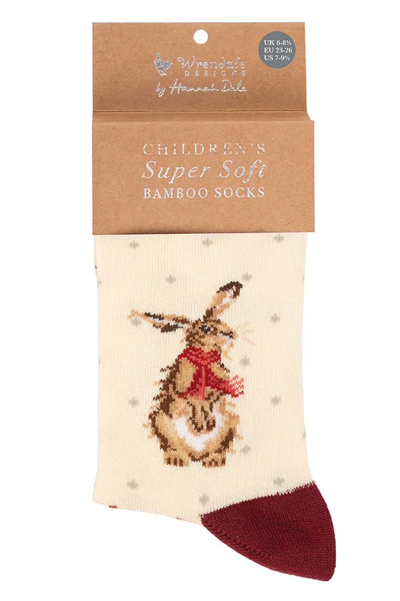 Calza da bambini Wrendale Designs in bamboo panna con lepre ricamata con una sciarpa rossa, mostrata con confezione cartoncino sulla parte superiore.
