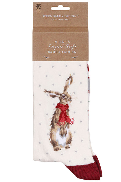 Calza da uomo Wrendale Designs in bamboo panna e dettagli rosso scuro con illustrazione di una lepre con sciarpa rossa, presentata su sfondo neutro con cartoncino kraft del brand.