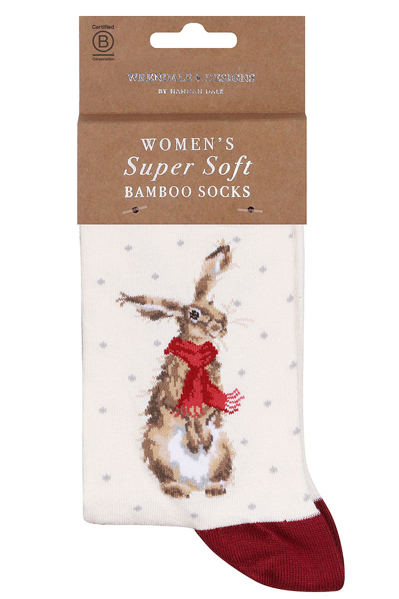 Calza da donna Wrendale Designs in bamboo panna con lepre ricamata con una sciarpa rossa, presentata con cartoncino kraft del brand su sfondo neutro.